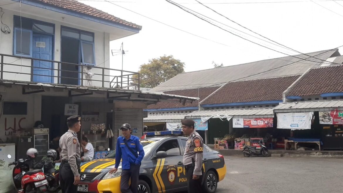 Cegah Kriminalitas, Sat Samapta Polres Ciamis Beri Himbauan Kamtibmas ke Warga di Pasar Subuh