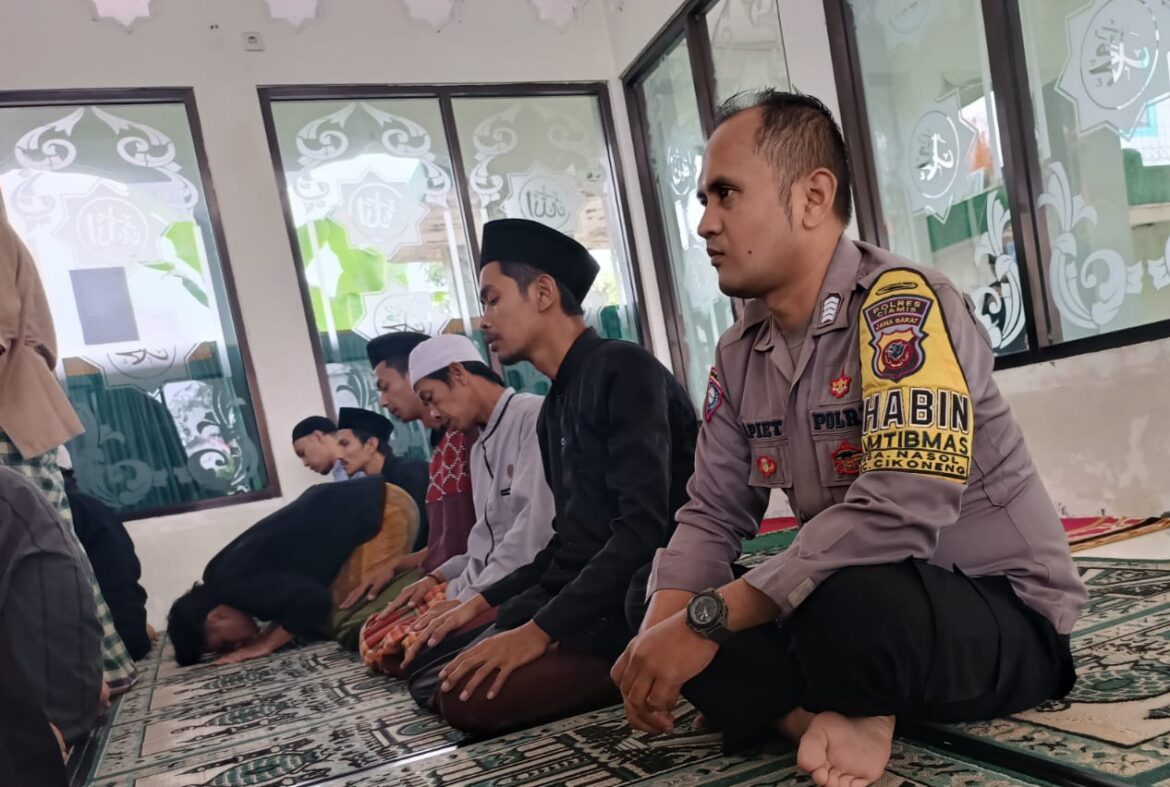 Jalin Solaturahmi, Polsek Cikoneng Polres Ciamis Giat Sholat Jumat di Mesjid Jami Nurul Huda Desa Nasol