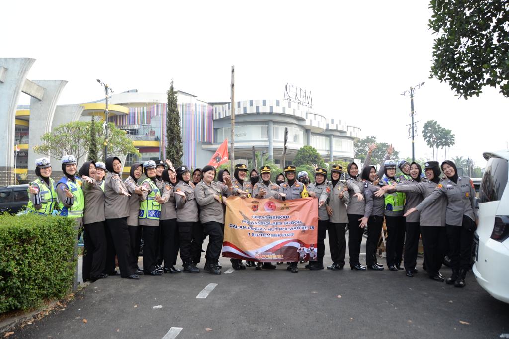 Polwan Polres Bogor Polda Jabar Berbagi Jum’at Berkah Pas di Momen Memperingati Hari Jadi Polwan 1 September 2023 Ke 75 Tahun