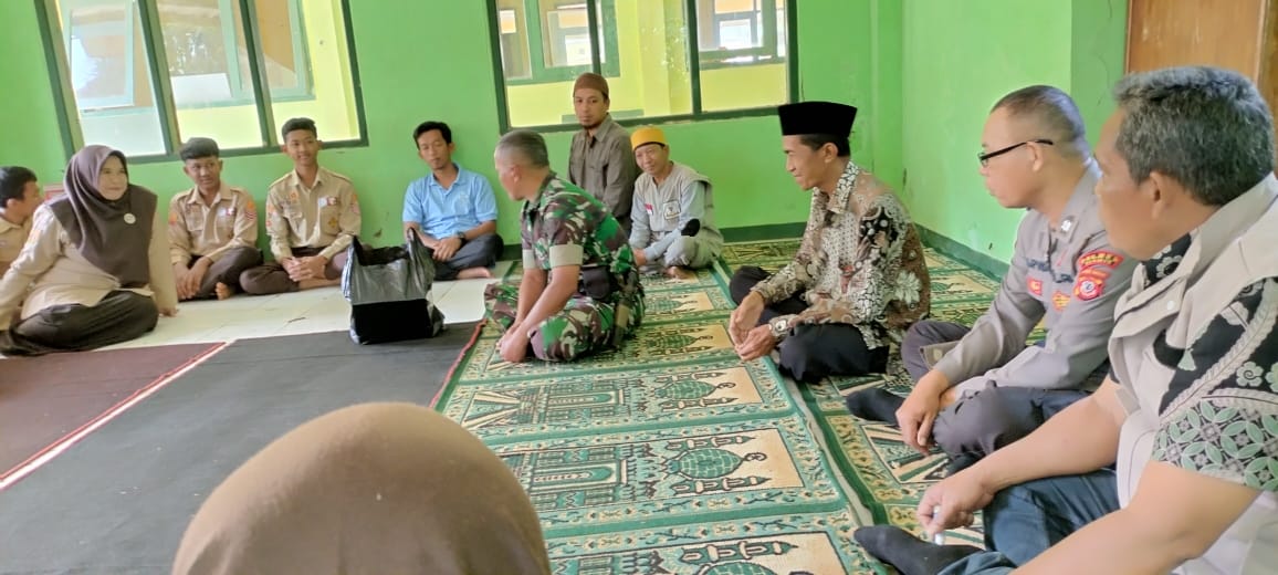 Jumat Curhat, Kapolsek Sukadana Ngobrol Bareng Warga Desa Margaharja