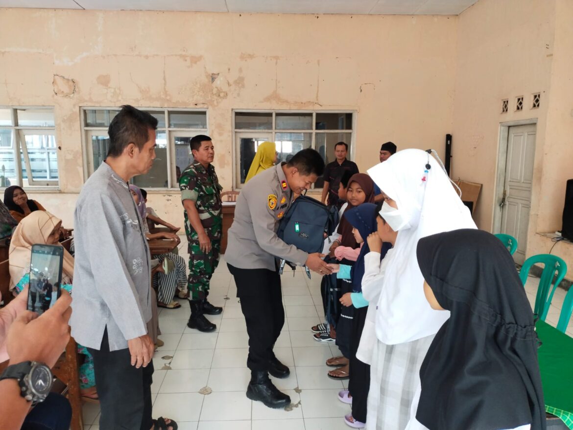 Soliditas TNI-Polri Untuk Negeri: Polsek dan Koramil Cihaurbeuti Bagikan Perlengkapan Sekolah ke Anak Tidak Mampu