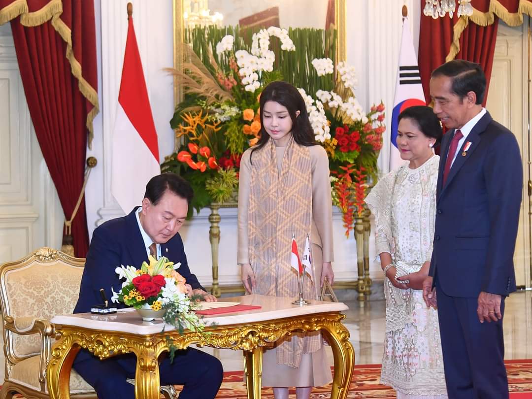 Presiden Jokowi Terima Kunjungan Resmi Presiden Republik Korea di Istana Merdeka