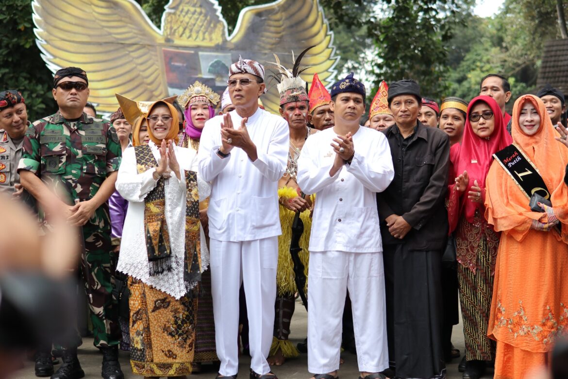 Resmikan Pusat Budaya GPD Ke-14, Bupati Ciamis Disambut  Bentangan Merah Putih 1001 Meter