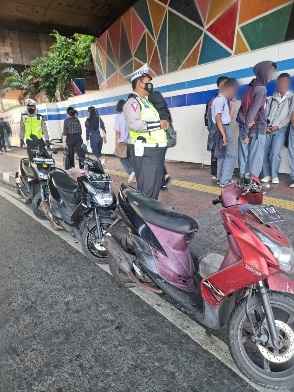 Anggota Satuan Lalu Lintas (Satlantas) Mengamankan Pelajar Sedang Konvoi Menggunakan Sepeda Motor Membawa Senjata Tajam Di Daerah Grogol Jakarta Barat