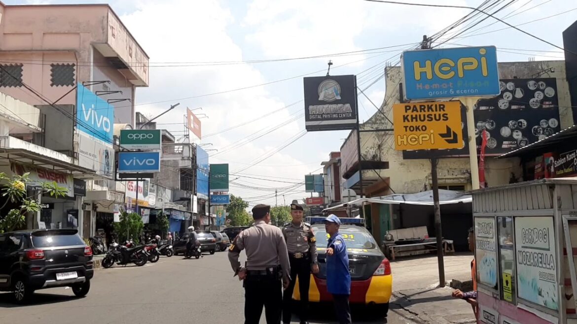 Cipta Kondisi, Sat Samapta Polres Ciamis Beri Imbauan ke Warga di Jalan Perintis Kemerdekaan Ciamis