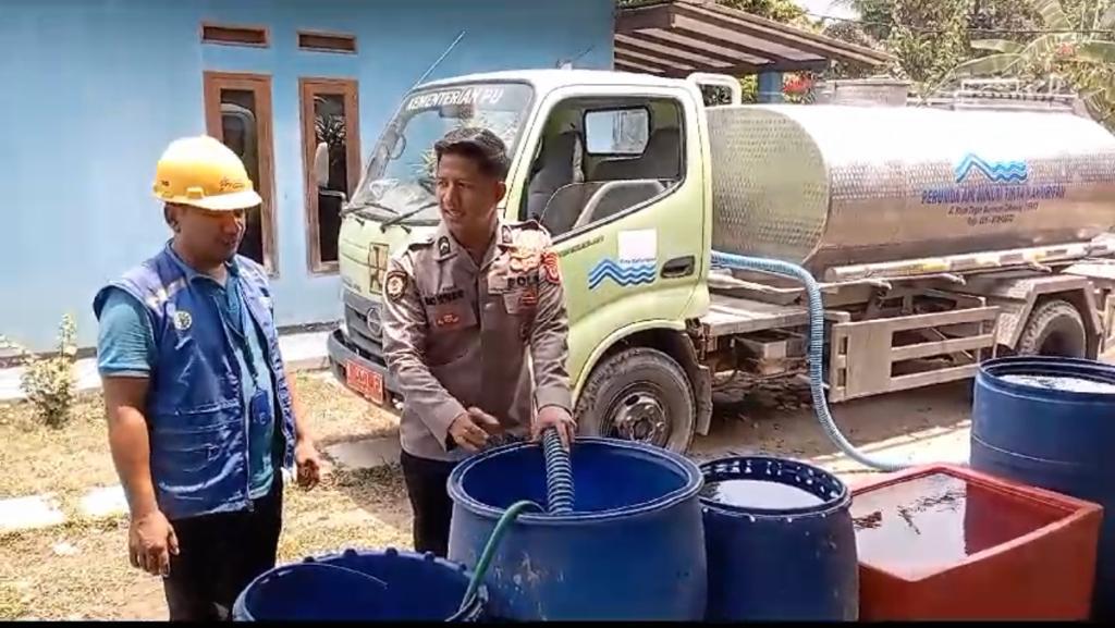 Polres Bogor Bersama PDAM Kabupaten Bogor, Distribusikan Air Bersih Kepada Warga Yang Alami Kekeringan di Wilayah Gunung Sindur