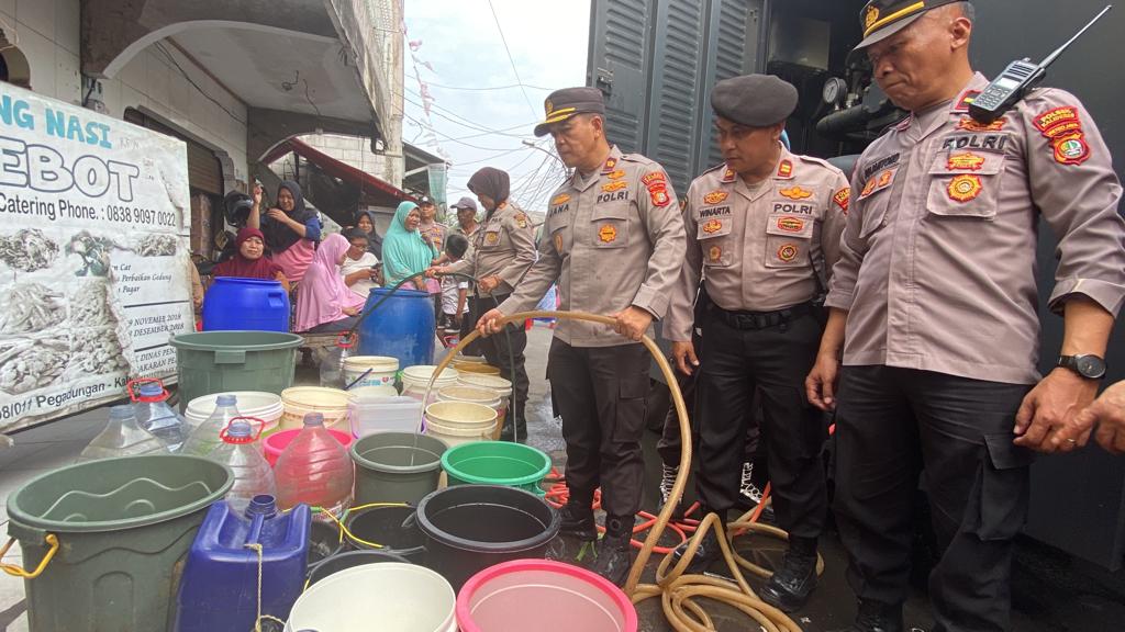 Warga RW 11 Pegadungan Kalideres Sangat Antusias Mobil Water Canon Dari Polres Metro Jakarta Barat Dan Polsek Kalideres