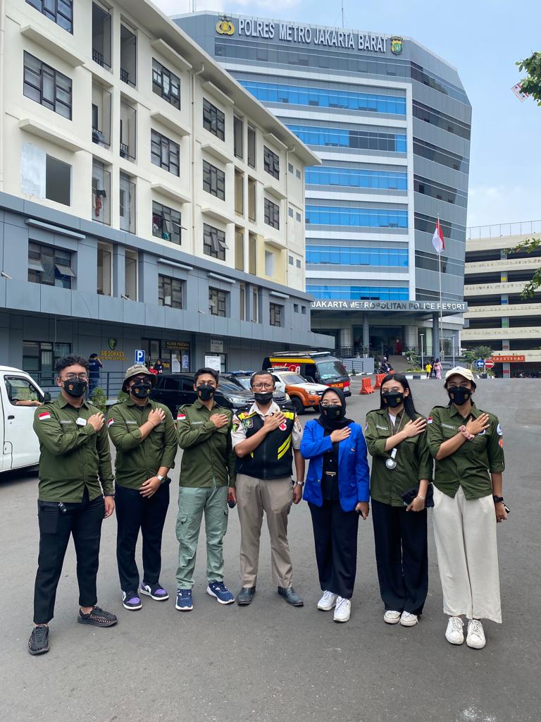 Polres Metro Jakarta Barat Melalui Si Dokter (Dokkes) Berkolaborasi Dengan mahasiswa Dari Universitas Mercu Buana Dan Universitas Esa Unggul Memberikan Edukasi Serta Masker Dan Vitamin Pada Pengendara Bermotor Di Jalan Mogot
