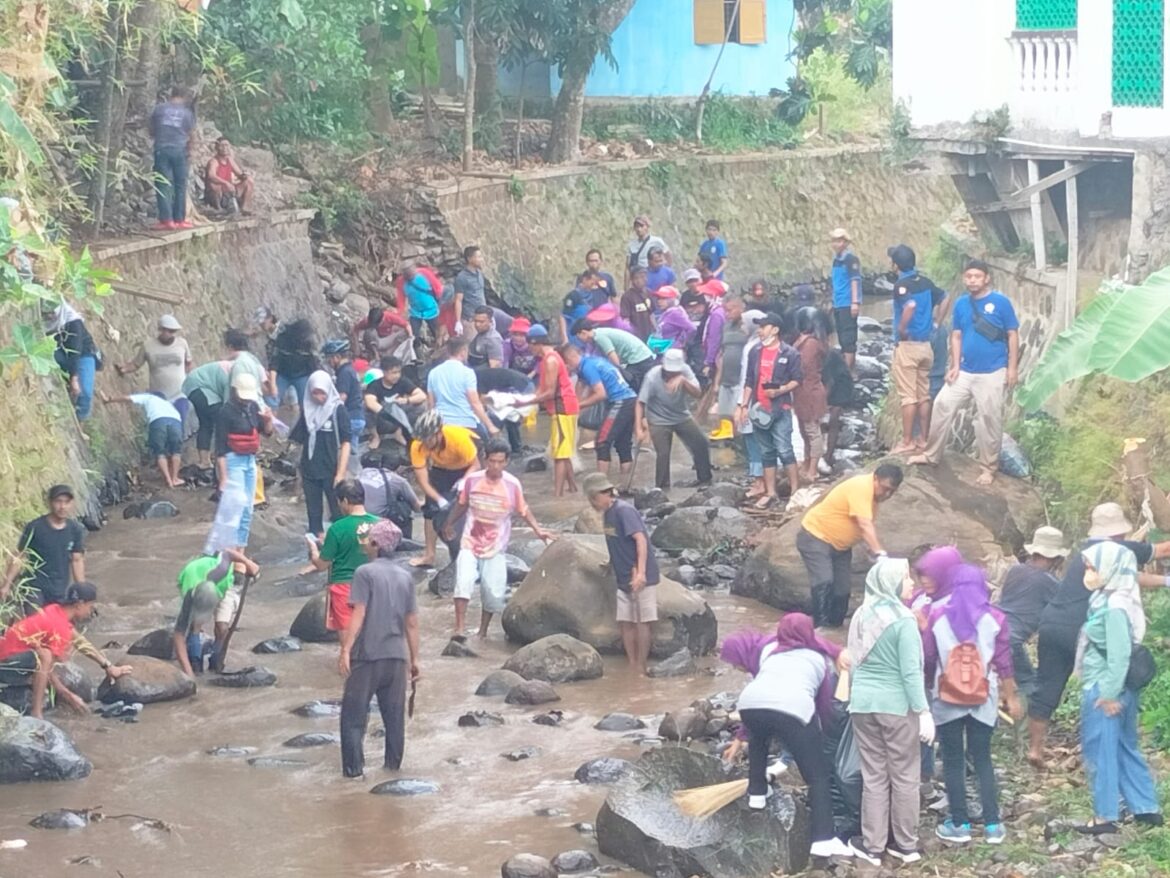 Polsek Ciamis Giat Word Cleanup Day di Sungai Cimamut Lingkungan Limusnunggal Maleber