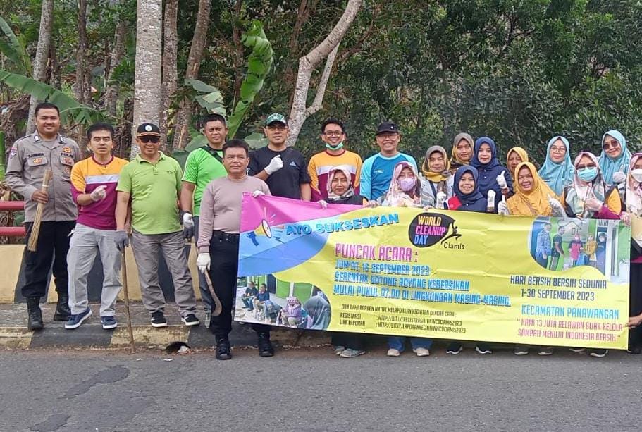 Cipta Kondisi, Polsek Panawangan Polres Ciamis Giat World Cleanup Day di Desa Sadapaingan