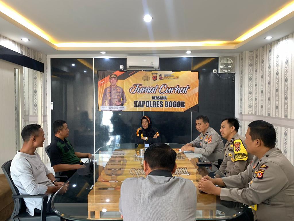 Program Jumat Curhat Polres Bogor Warga Masyarakat Masih Antusias Mendatangi Polres Bogor Untuk Curhat Terkait Permasalahan Yang Sedang Di Hadapi Dalam Mencari Solusi, Sharring dan Jalan Keluar dari Curhattannya