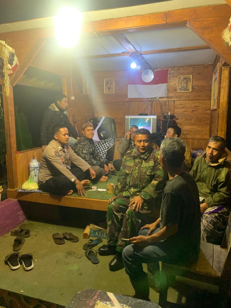 Cipta Kondisi Saat Malam Hari, Polsek Panjalu Polres Ciamis Sambangi Pos Satkamling di Maparah 1