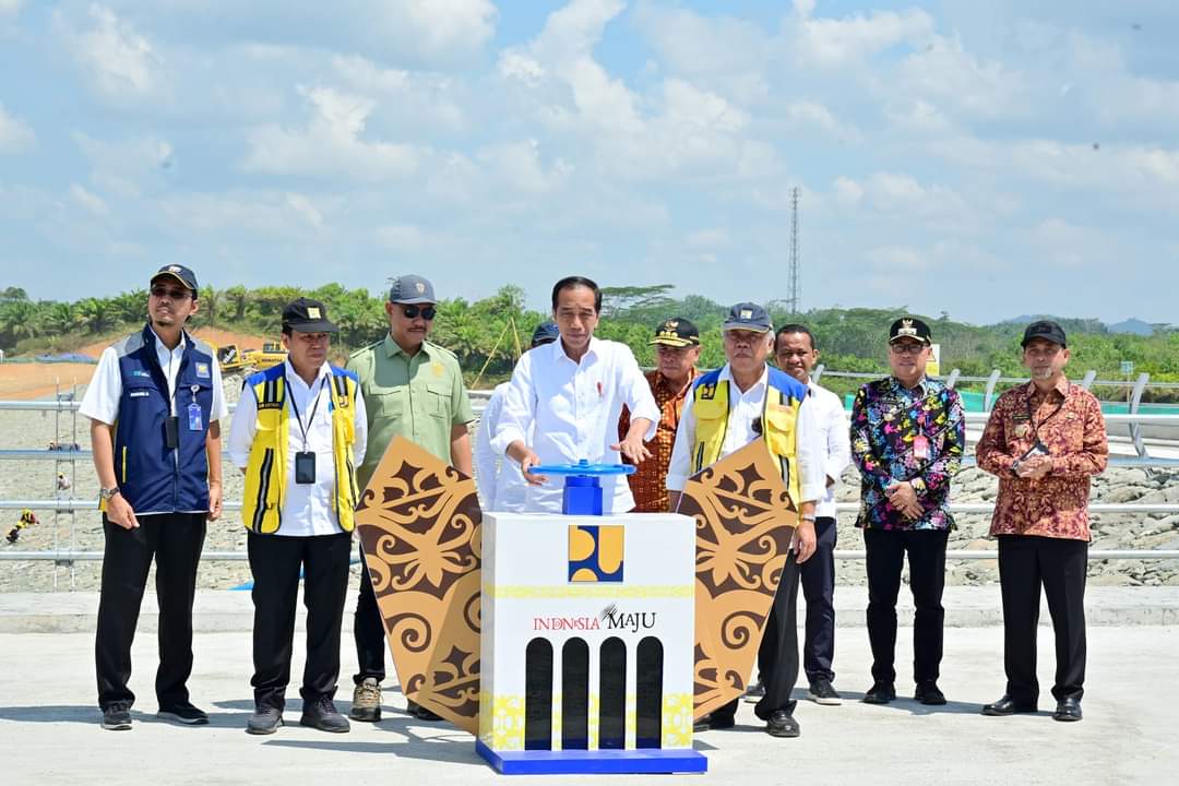Presiden Jokowi Lakukan Pengisian Awal Bendungan Sepaku Semoi