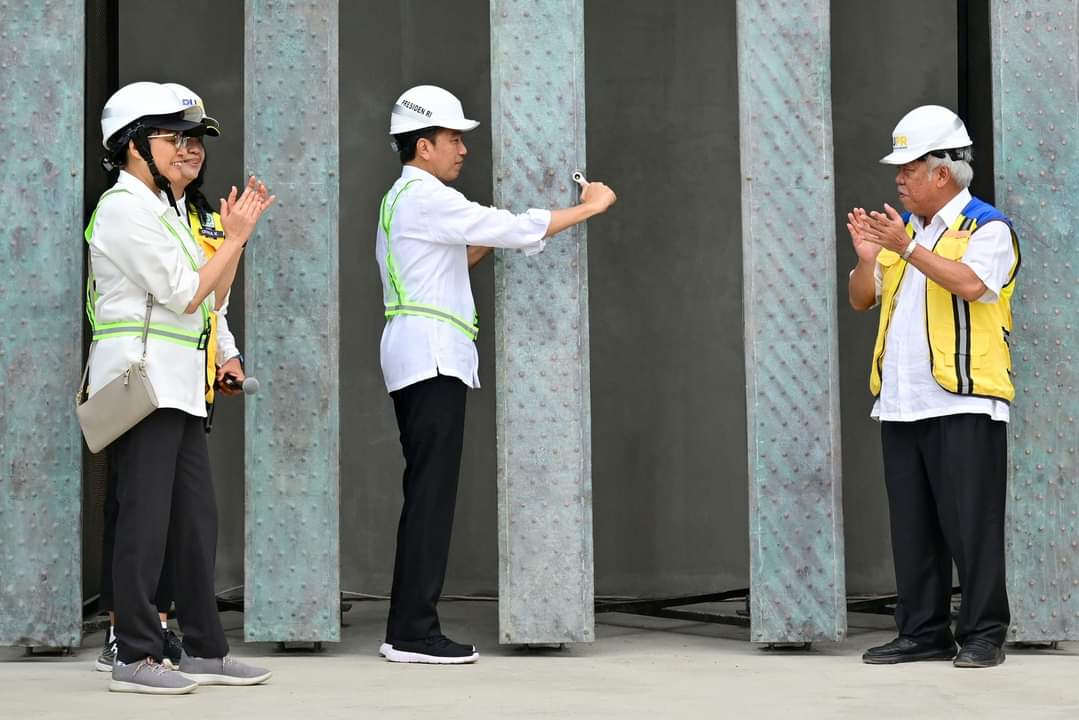 Presiden Jokowi Pasang Bilah Pertama Garuda di Kantor Presiden IKN