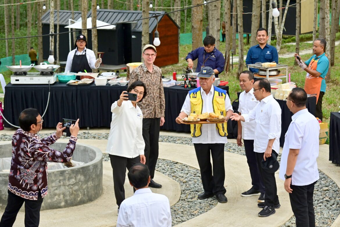 Pagi Hari di IKN, Presiden Tunjukkan Para Menteri Pemandangan IKN dari Atas Bukit