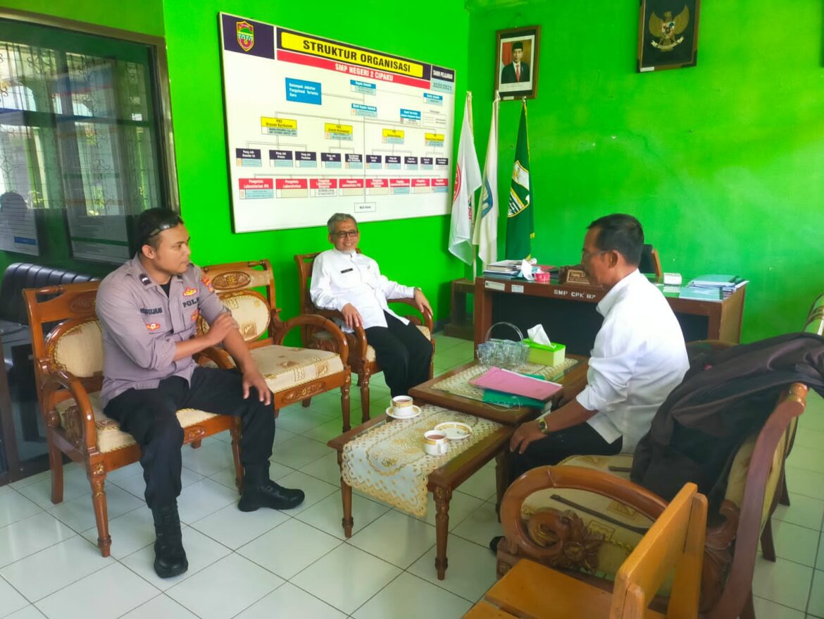 Polsek Cipaku Polres Ciamis Kunjungan Silaturahmi ke SMPN 2 Cipaku Sampaikan Himbauan Kamtibmas