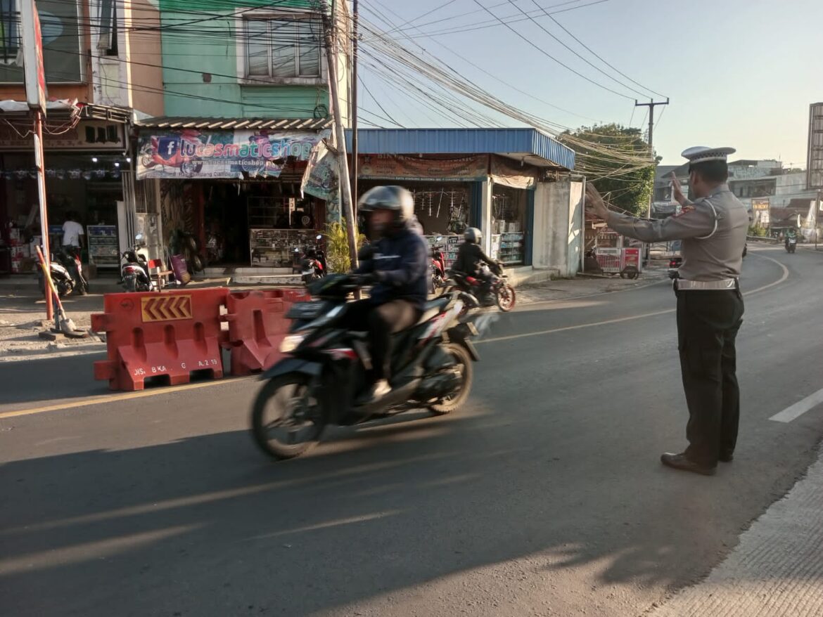 Anggota Sat Lantas Wilayah Hukum Polsek Ciampea Laksanakan Kegiatan Pengaturan lalulintas