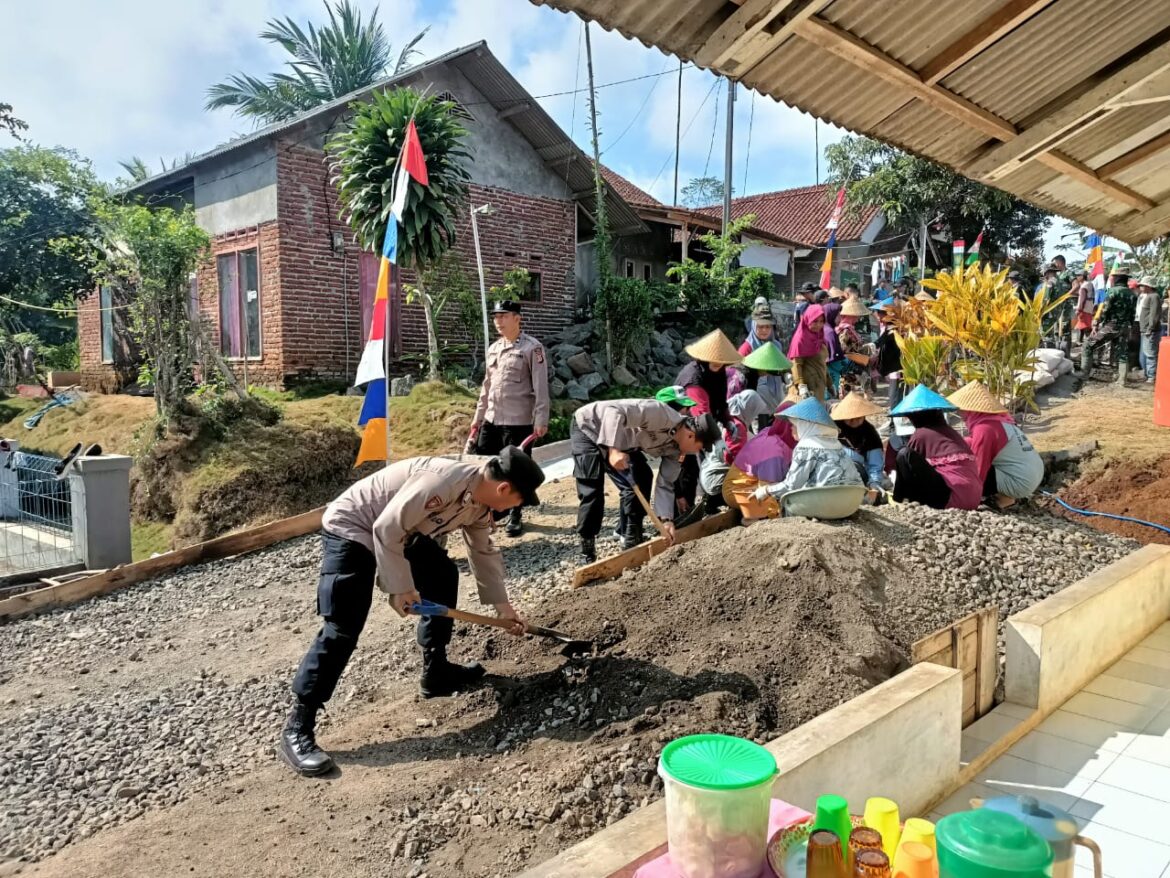 Polres Ciamis Dukung Program TMMD ke-118 Kodim 0613/Ciamis di Kadupandak Tambaksari