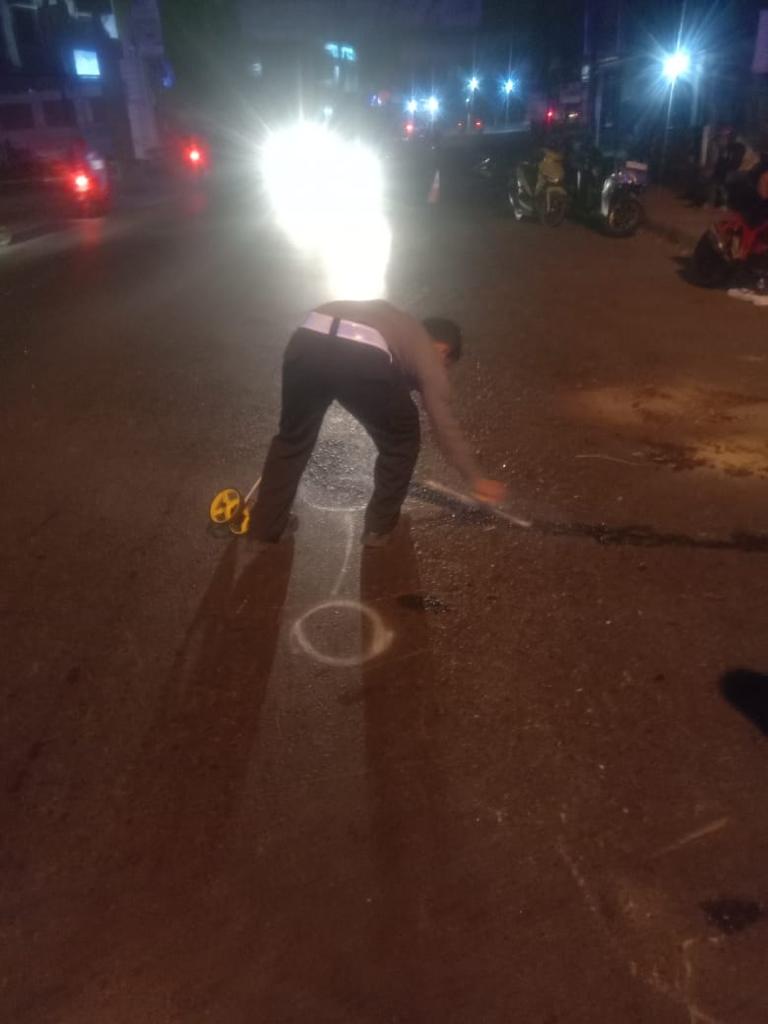 Pihak Kepolisian Gelar Olah TKP Kecelakaan Lalu lintas Yang Akibatkan Seorang Pengemudi Meninggal Dunia