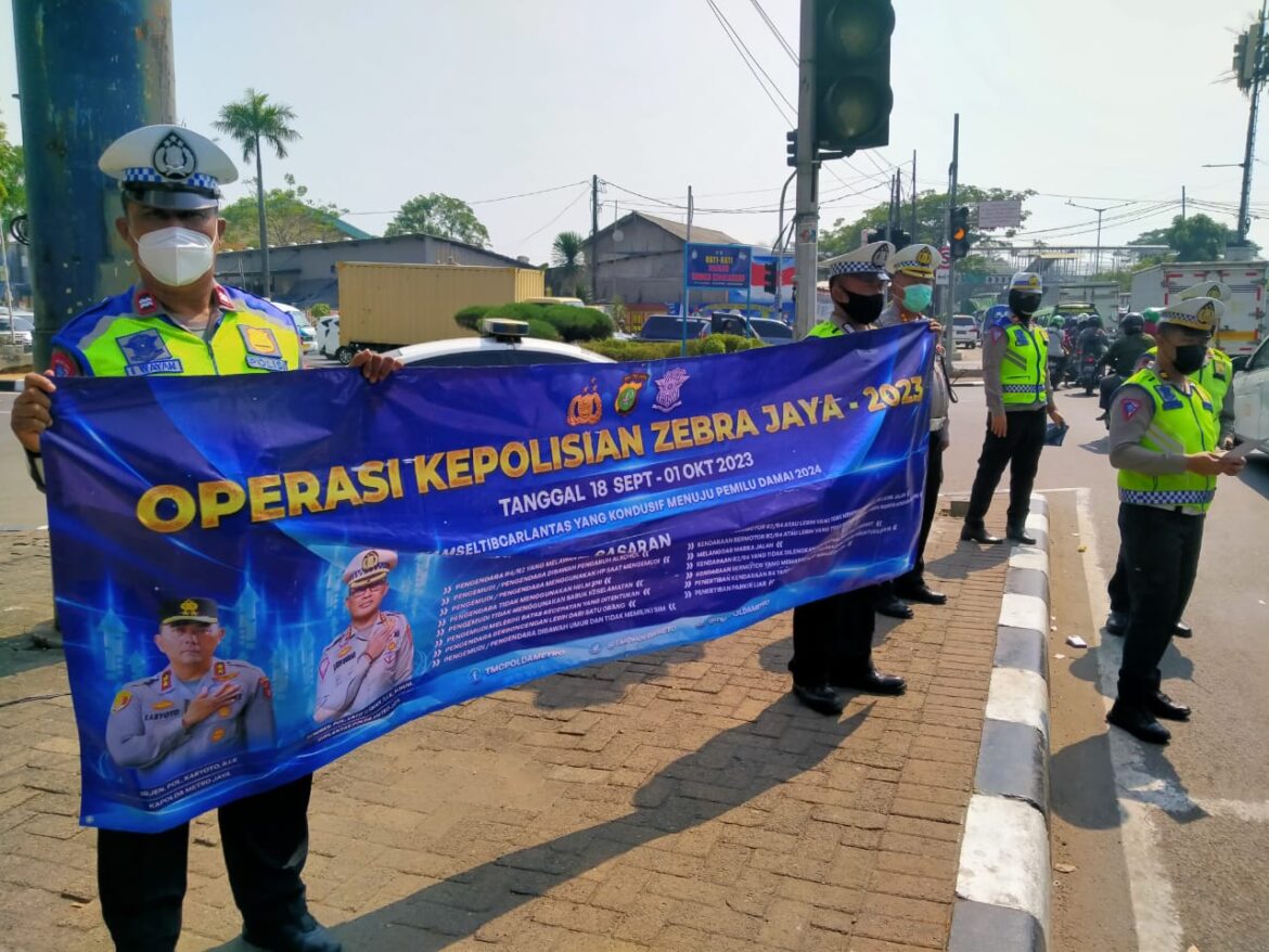 Operasi Zebra Tahun 2023,Satlantas Jakarta Barat  Bagikan Helm Kepada Pengendara Yang Melintas di Tl Daan Mogot Baru ,Kalideres ,Jakarta Barat