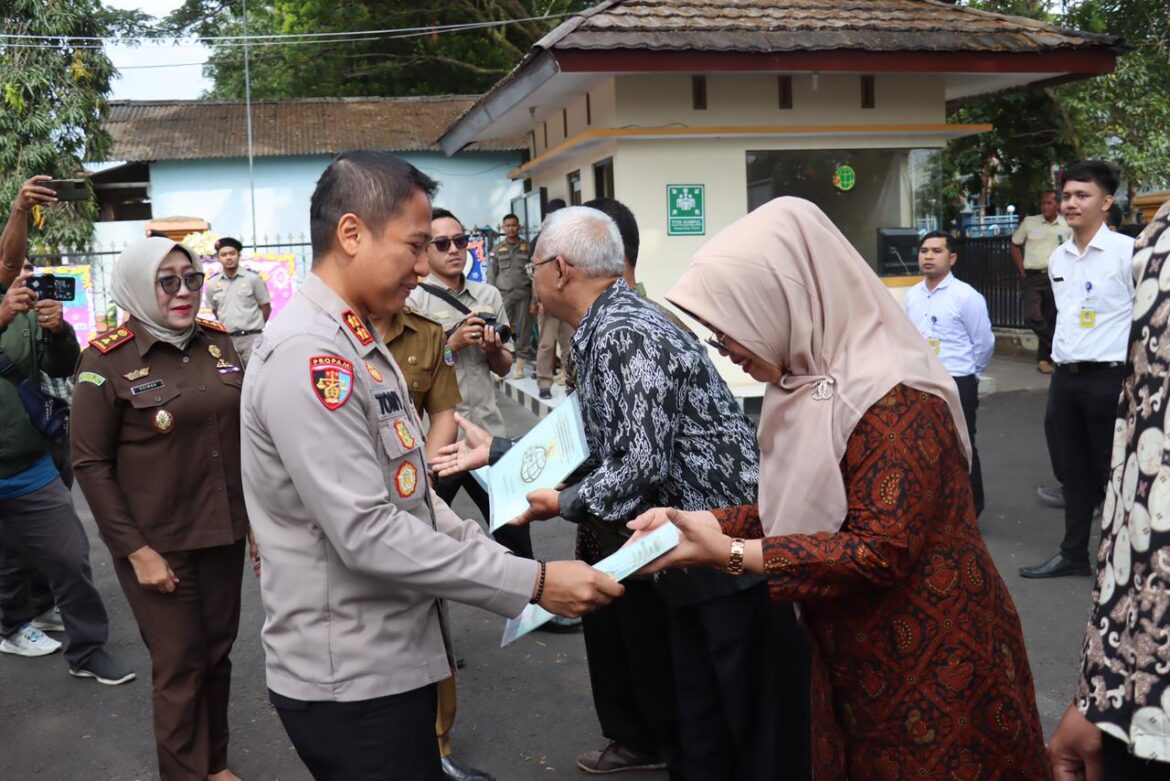 Kapolres Ciamis Ikut Serahkan Sertifikat Tanah Program PTSL ke Warga di Kantor ATR/BPN Ciamis