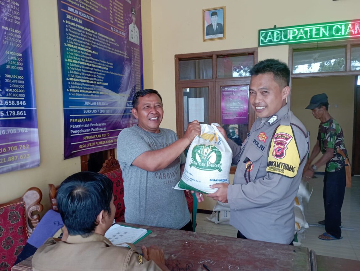 Polsek Kawali Polres Ciamis Awasi Distribusi Bantuan Pangan ke Warga Desa Sukanagara