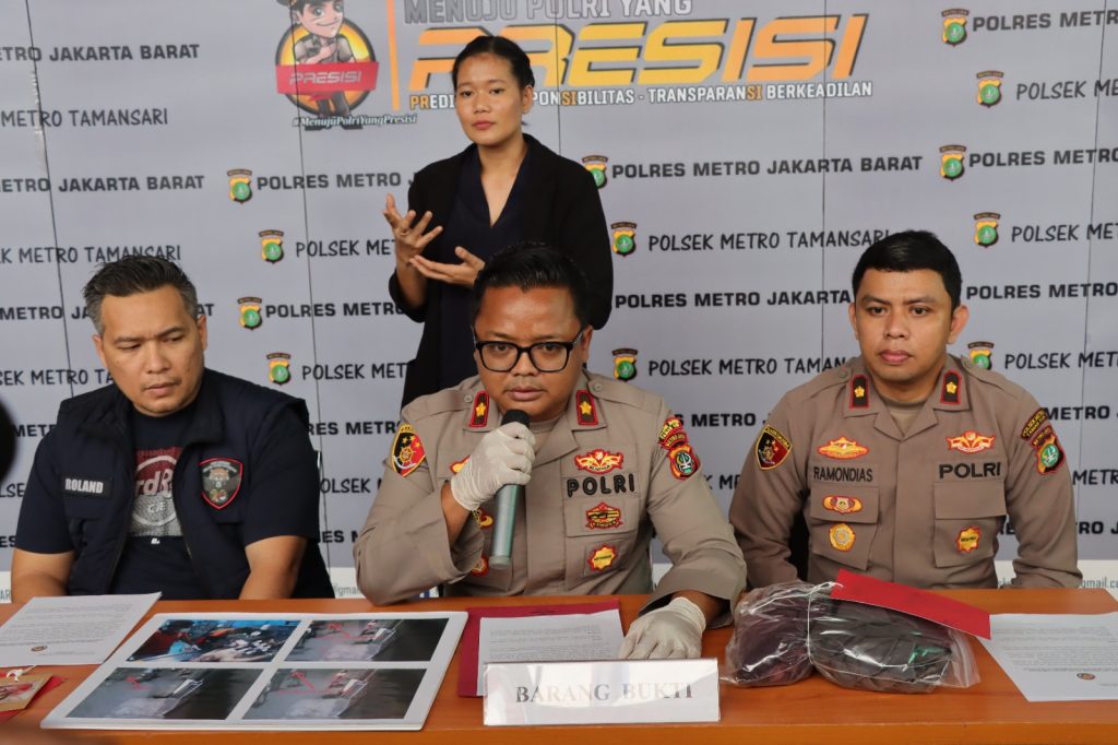Kesal Lantaran Kekasih Diejek Pelaku Berinisial SBN (34) Jadi Gelap Mata Hingga Tega Menyabet Korban Berinisial JT (56) Dengan  Parang