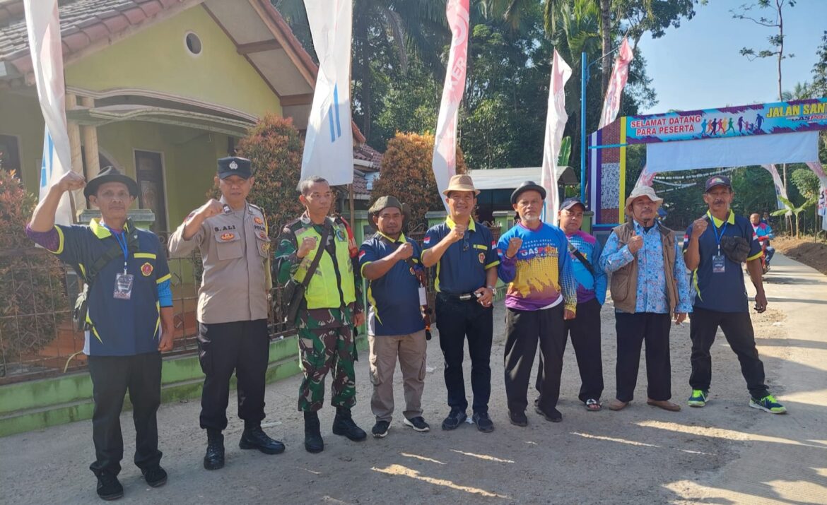 Cipta Kondisi Personel Polsek Ciamis Polda Jabar Bersama Babinsa Monitoring Jalan Sehat di Desa Sukamulya