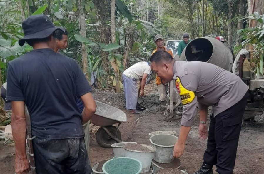 Pastikan Sesuai Aturan, Polsek Cimaragas Polres Ciamis Cek Pembangunan Jalan Desa Beber