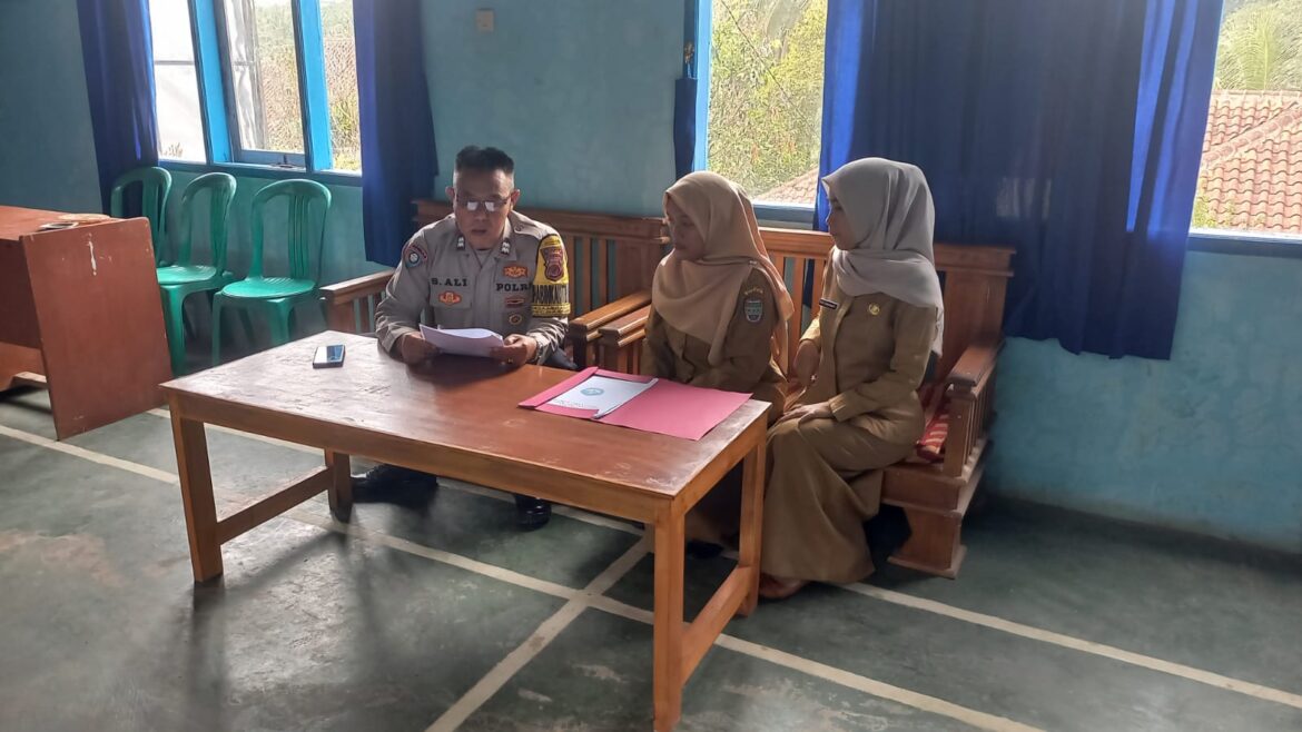 Gali Informasi, Polsek Ciamis Kunjungan Silaturahmi kepada Perangkat Desa Mekarjaya
