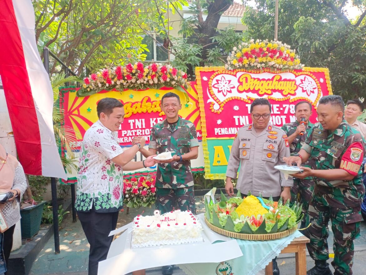 HUT TNI Ke-78, Danramil 01/TS dan Jajaran Sambut Suprice Kapolsek dan Camat Tamansari Bersama Rombongan