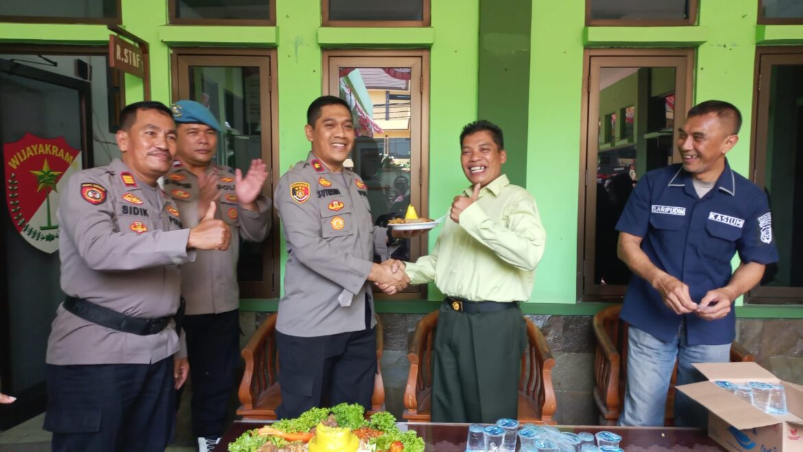Koramil 05/KJ di Grebek Polsek Kebon Jeruk, Berikan Ucapan HUT TNI Ke -78