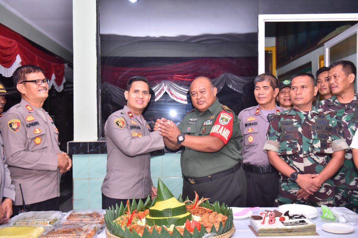 Hut TNI Ke 78 Tahun, Polsek Cengkareng Geruduk Makoramil 04 Cengkareng Malam Hari Beri Kejutan