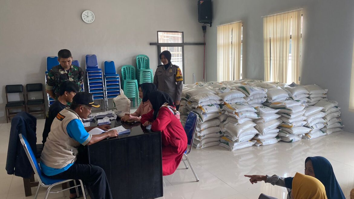 Polsek Ciamis Polres Ciamis Awasi Pendistribusian Bapanas ke Warga Desa Bendasari