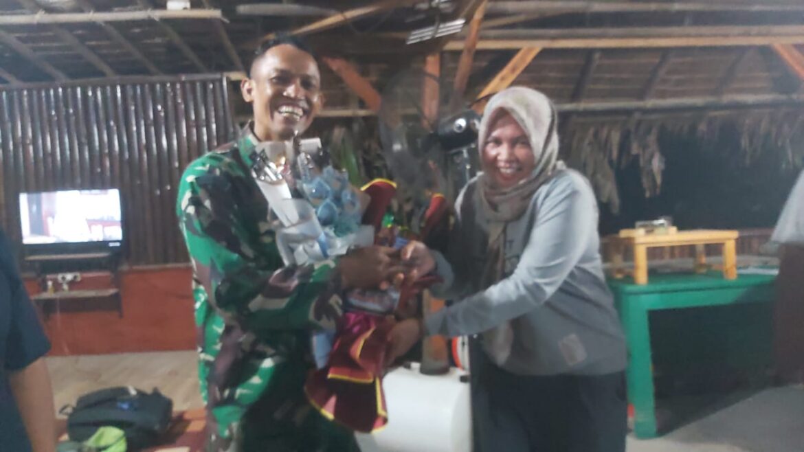 HUT TNI ke 78,Kepala Desa Lumpang Beri Kejutan Kepada Babinsa Koramil 0621-23/PP Peltu Jajang Sopian