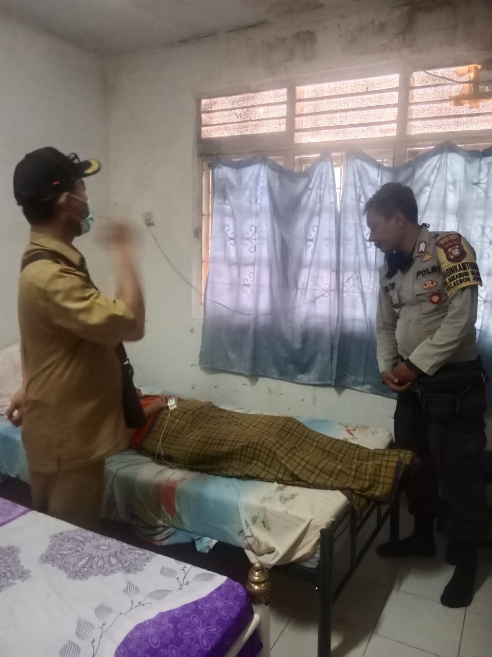 Bhabinkamtibmas Sukabumi Selatan dan Petugas Kesehatan Peduli Kemanusiaan: Kunjungi dan Kontrol Kesehatan Warga Binaan yang Menderita Sakit Komplikasi