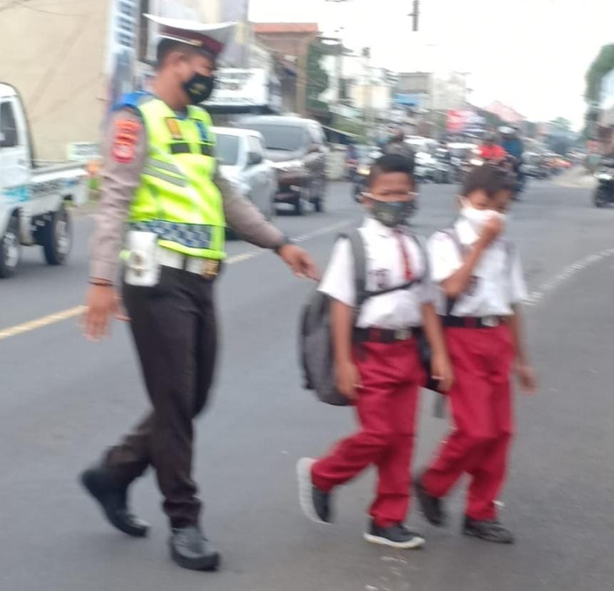 Bantu Anak Menyebrang, Polsek Cikoneng Polres Ciamis Standby di Depan Sekolah