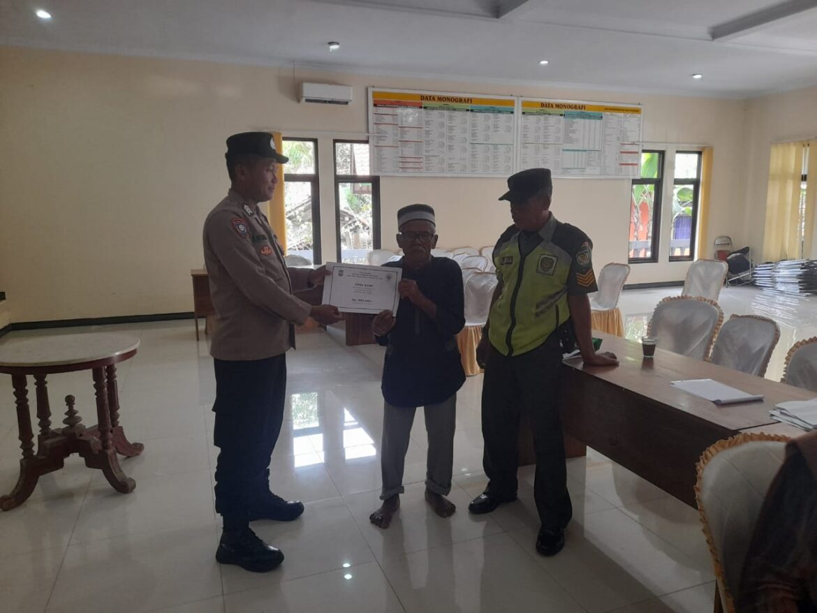 Polsek Rancah Polres Ciamis Terjunkan Personel Amankan Penyaluran BLT DD di Desa Kaso