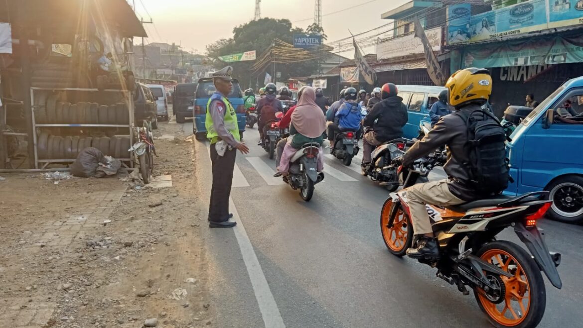 Pelayanan Masyarakat Wilayah Hukum Polsek Ciampea Polres Bogor Laksanakan Kegiatan Pengaturan lalu lintas Dalam Menjaga Kondusifitas