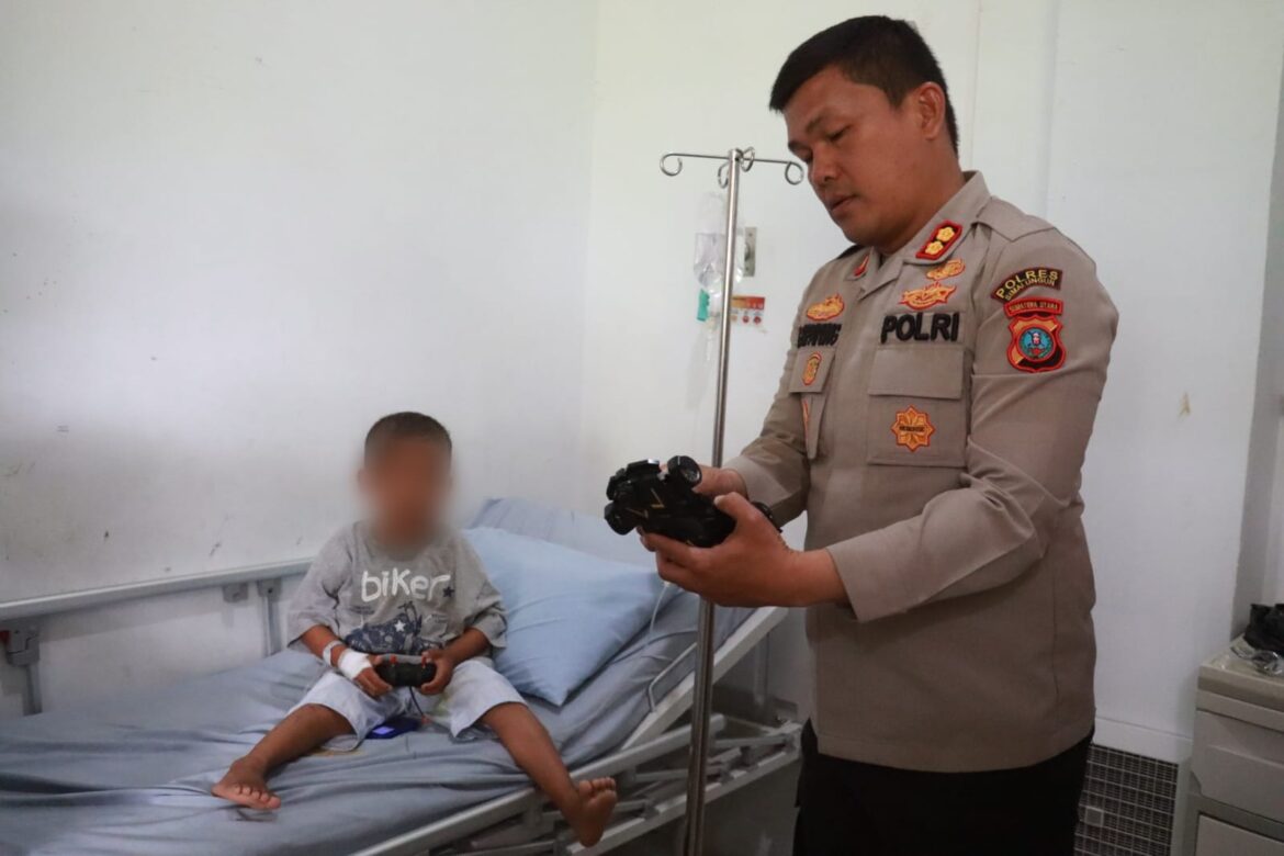 Hilangkan Trauma, Kapolres Simalungun Main Mobil Remote Dengan Bocah Korban Aniaya