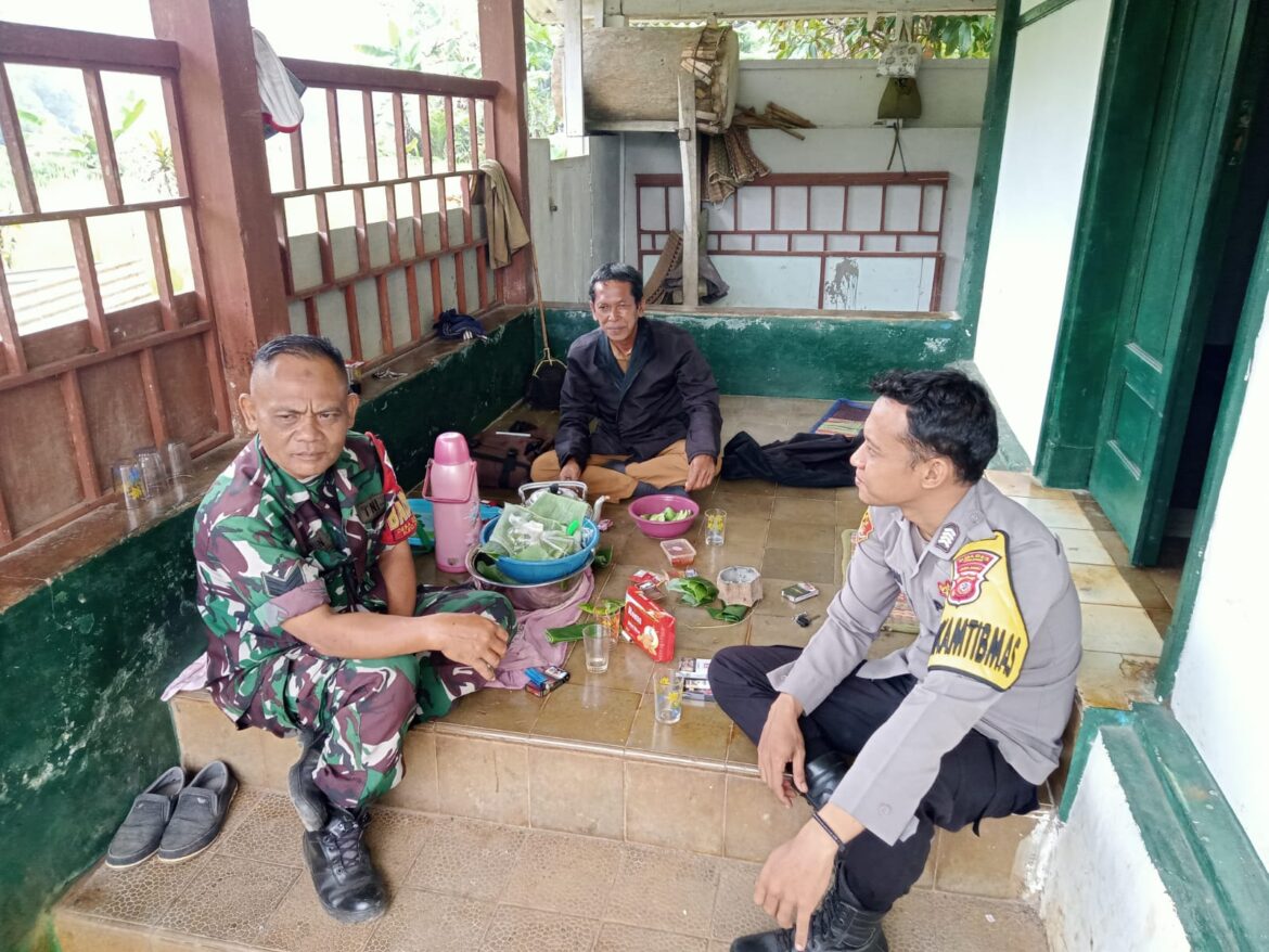 Polsek Cikoneng Polres Ciamis Datang ke Tomas Desa Darmacaang Beri Imbauan Kamtibmas
