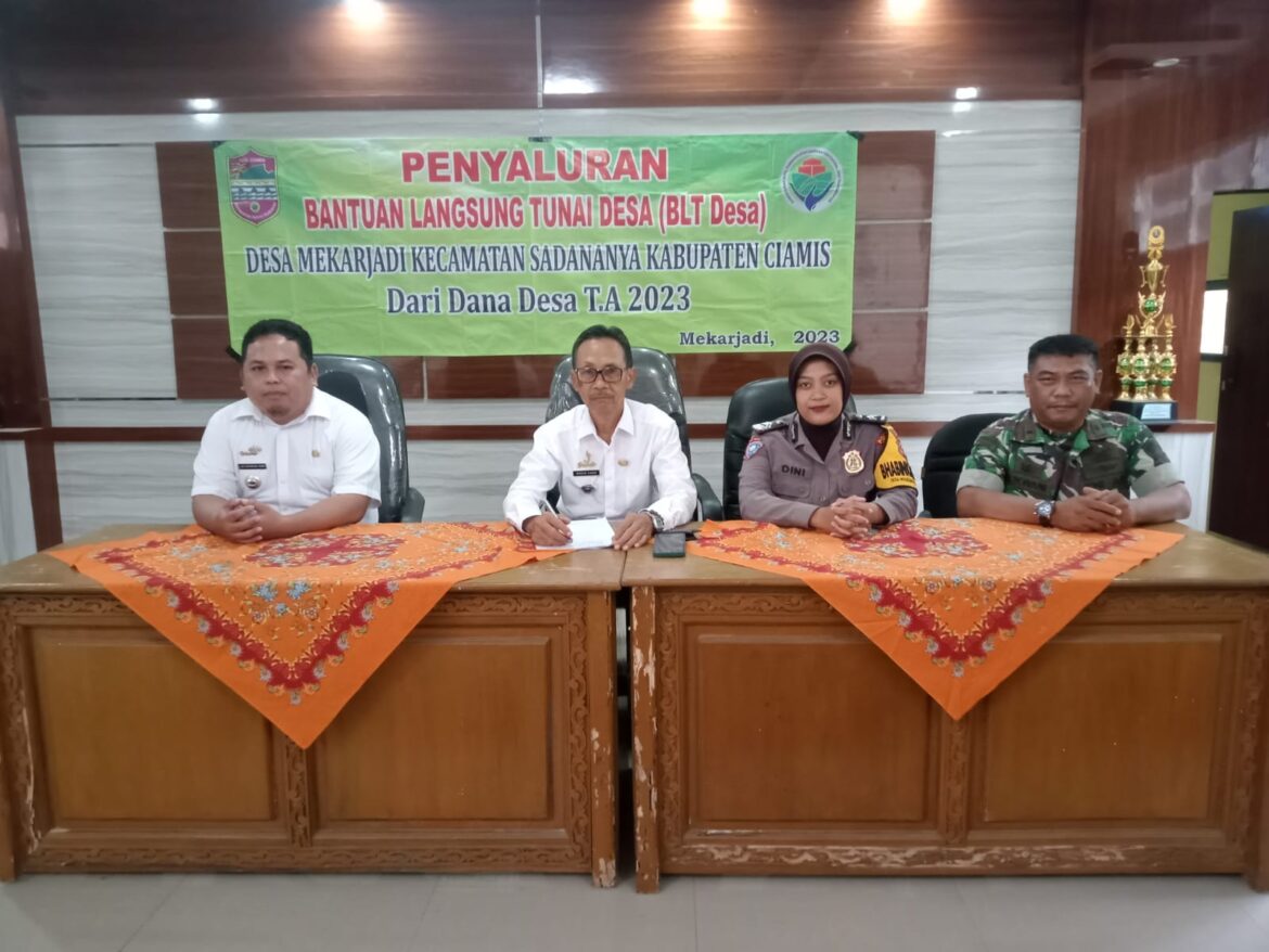 Polsek Ciamis Polres Ciamis Awasi Penyaluran BLT DD ke Warga Desa Mekarjadi