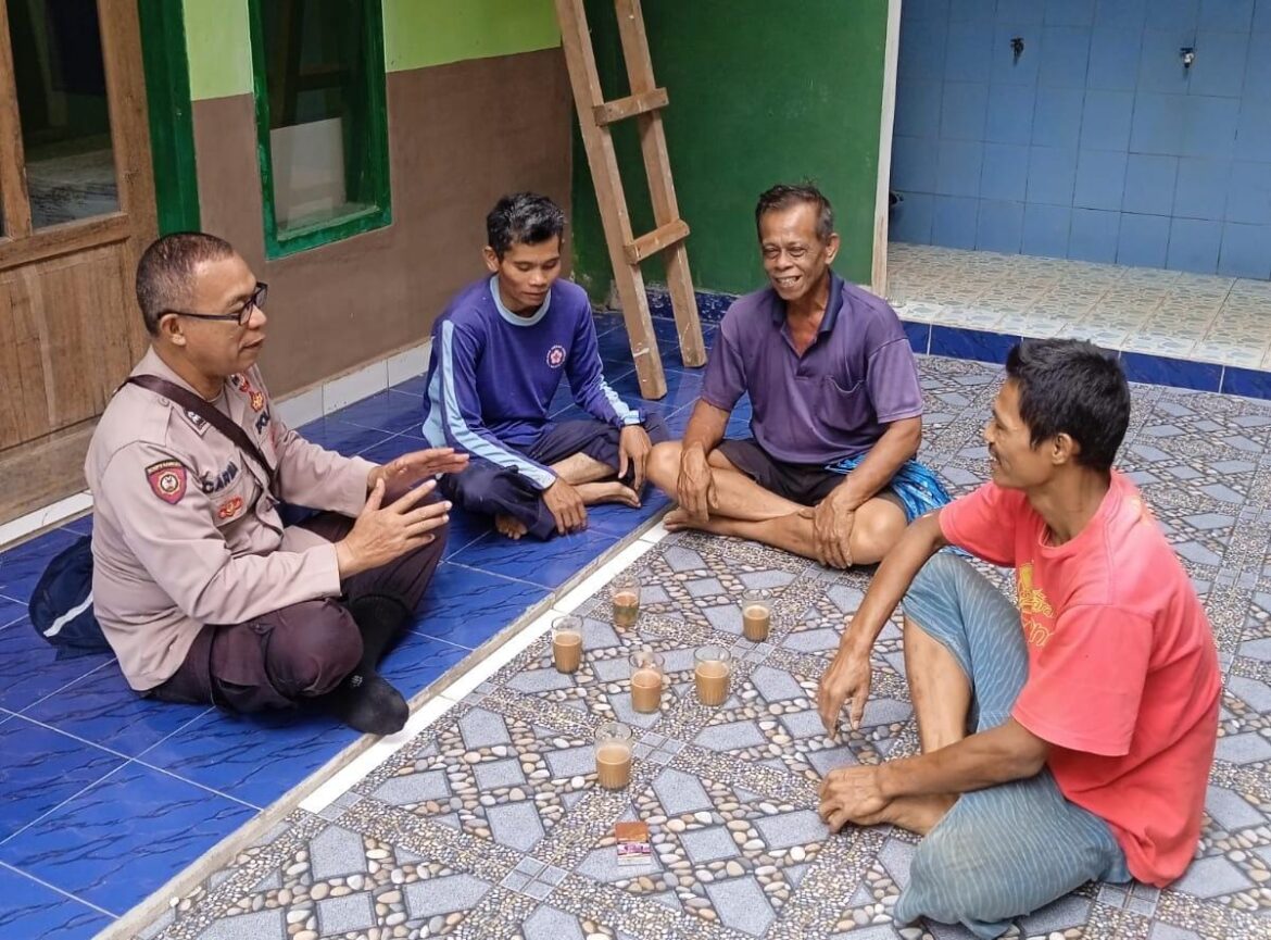 Polsek Sukadana Polres Ciamis Datangi Warga Desa Sukadana Beri Imbauan Kamtibmas