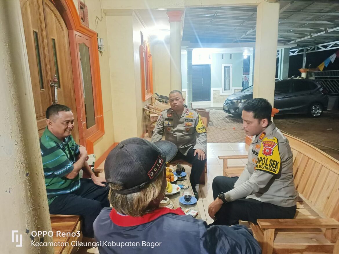 Kapolsek Cileungsi bersama Bhabinkamtibmas Desa Gandoang Sambangi Masyarakat Beri Pesan Kamtibmas dan Ajak Warga Bersinergi dalam Menjaga Kamtibmas dan Cegah TPPO