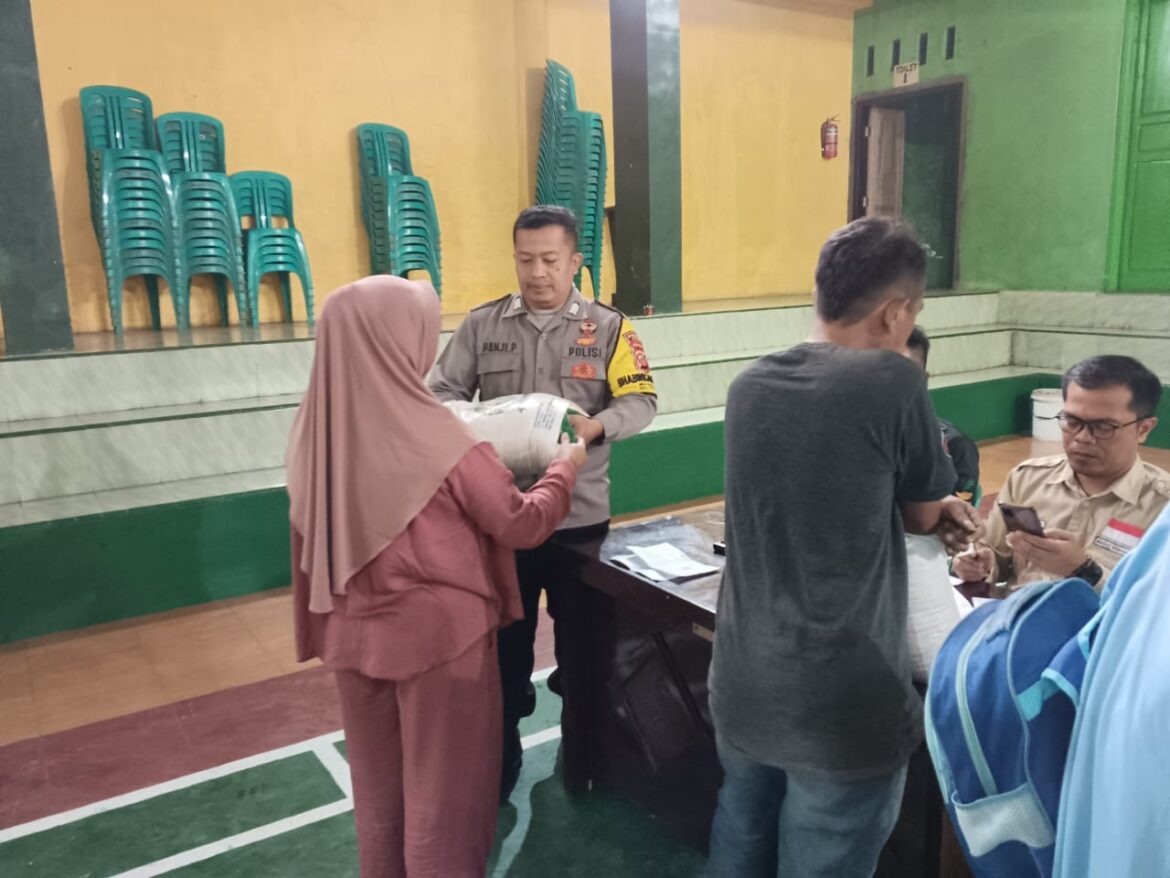 Pastikan Tepat Sasaran, Polsek Rajadesa Polres Ciamis Awasi Distribusi Bapanas Desa Sirnabaya
