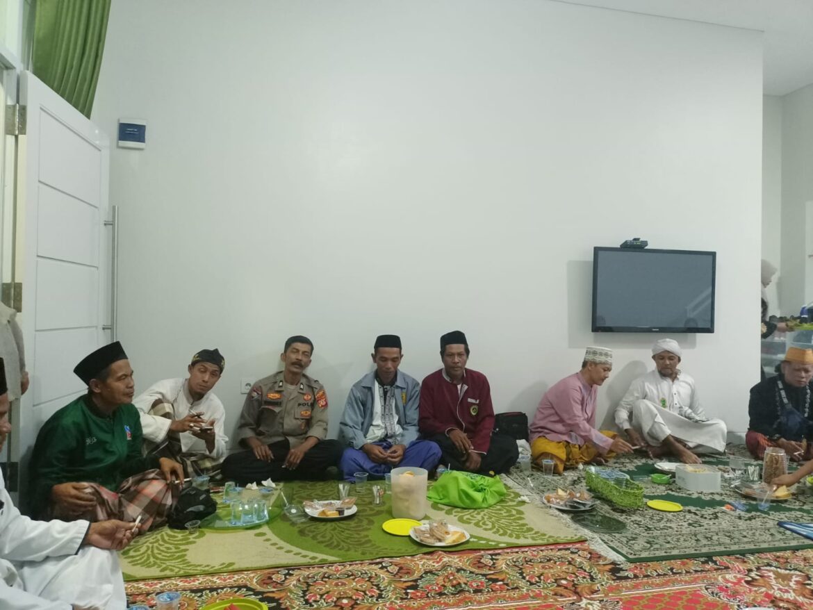 Polsek Cikoneng Polres Ciamis Ikuti Acara Maulid Nabi 1445 H di Desa Sindangkasih