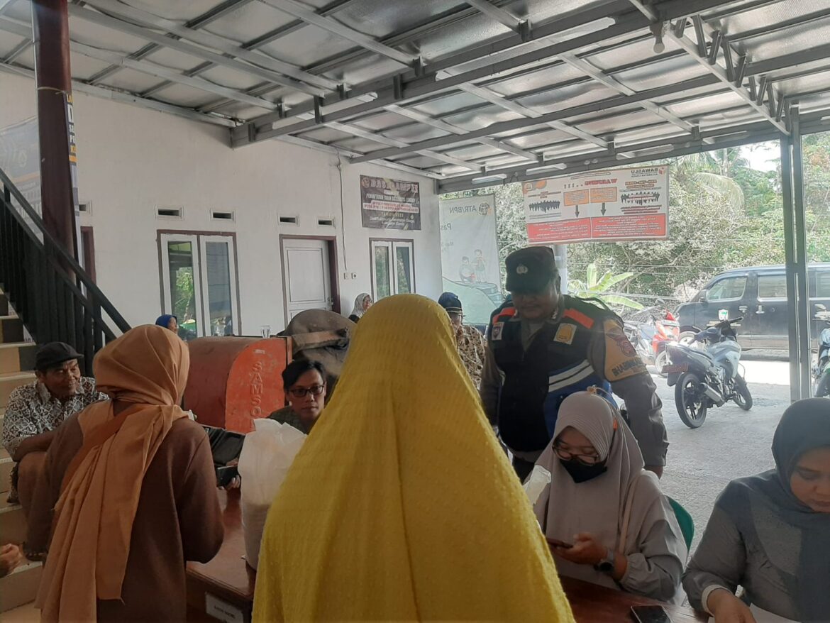 Beri Rasa Aman, Polsek Cisaga Polres Ciamis monitoring penyaluran bantuan pangan beras 10 kg di Desa Sukahurip