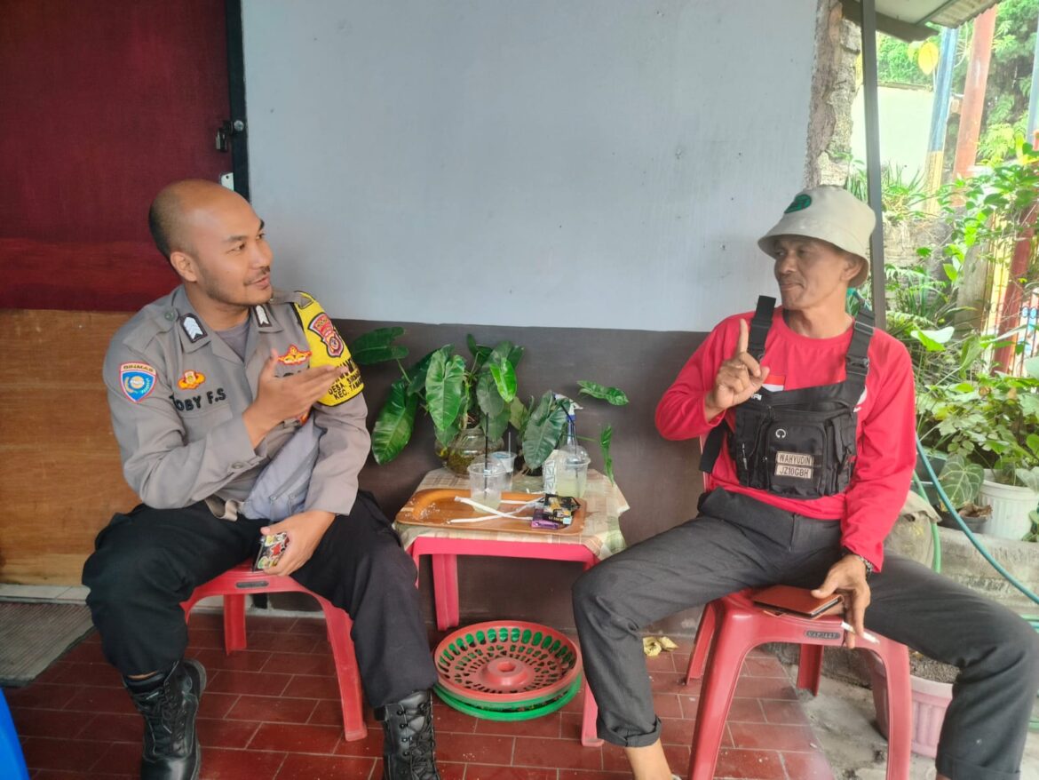 Bhabinkamtibmas Wilayah Hukum Polsek Cibinong Polres Bogor Sambangi warga Sampaikan Pesan Kamtibmas