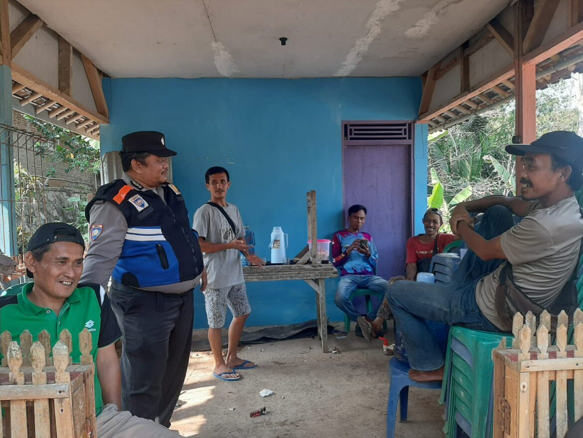 Polsek Cisaga Polres Ciamis Giat Gotong Royong Perbaikan Mesjid DKM 3 Baitu Dzikri Desa Sukahurip