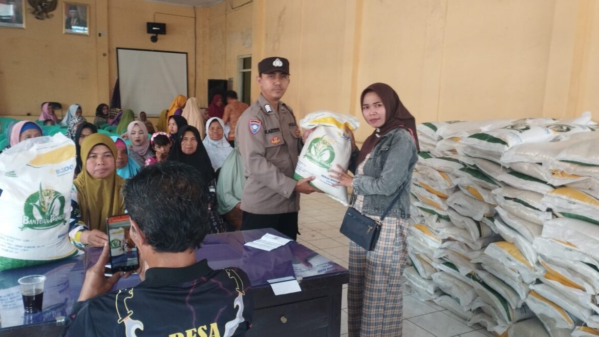 Polsek Panjalu Polres Ciamis Awasi Distribusi Bapanas Beras 10 Kg ke Warga Desa Ciomas